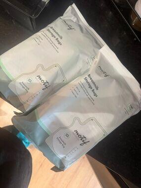 Motif Breastmilk Storage Bags - White with Mint Accent